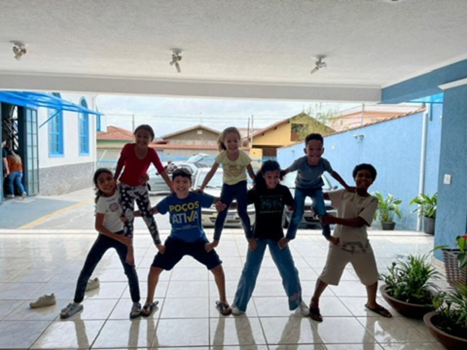 Crianças da IPI Jardim Kennedy participando de uma atividade