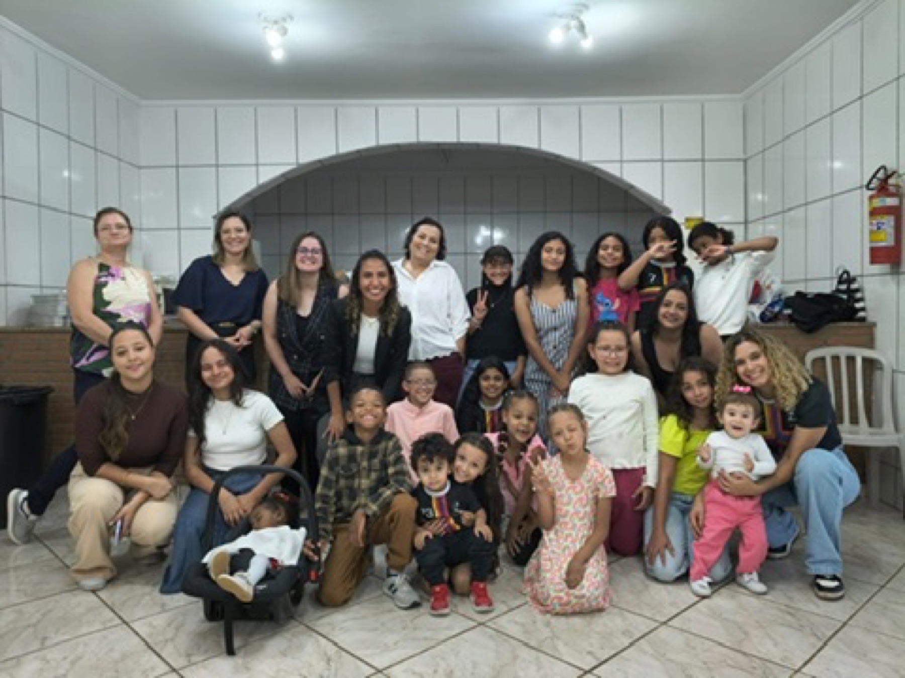 Mulheres e crianças da IPI Jardim Kennedy reunidas