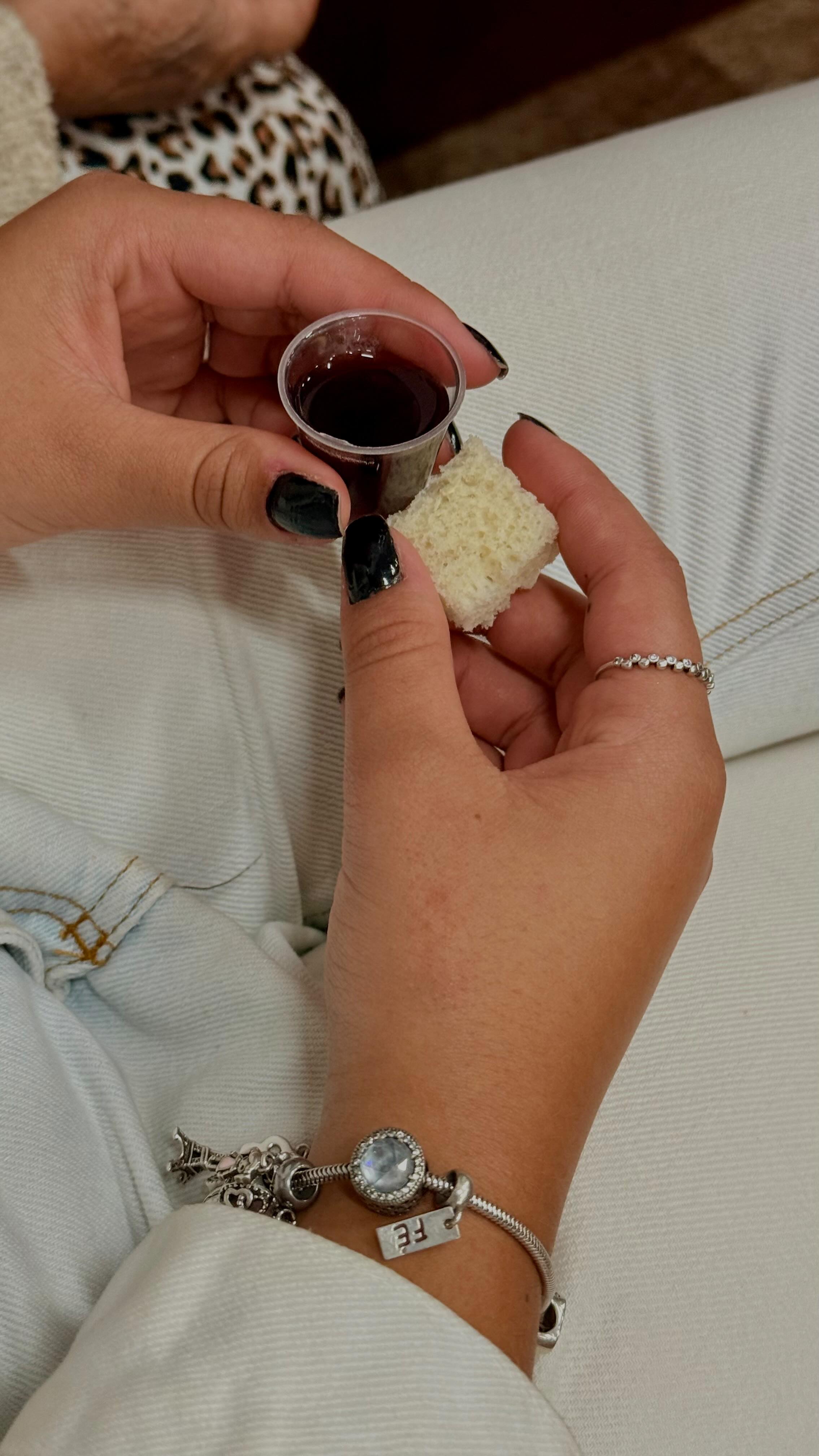 Pão e cálice durante a comunhão na IPI Jardim Kennedy